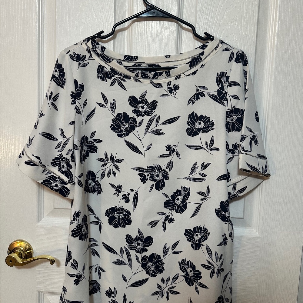 Ann Taylor Medium Short Sleeve Boatneck White Blouse With Large Black Florals